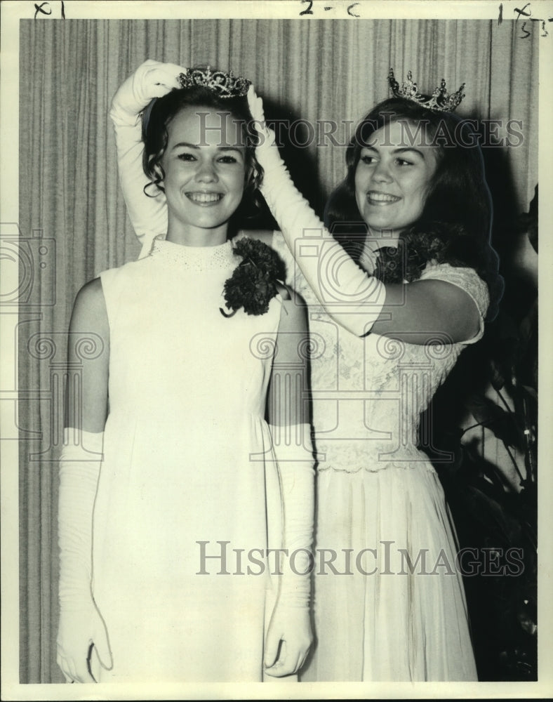 1970 Press Photo Miss Agri-Dustrial Cate Curtis receives crown from Miss Jackson- Historic Images