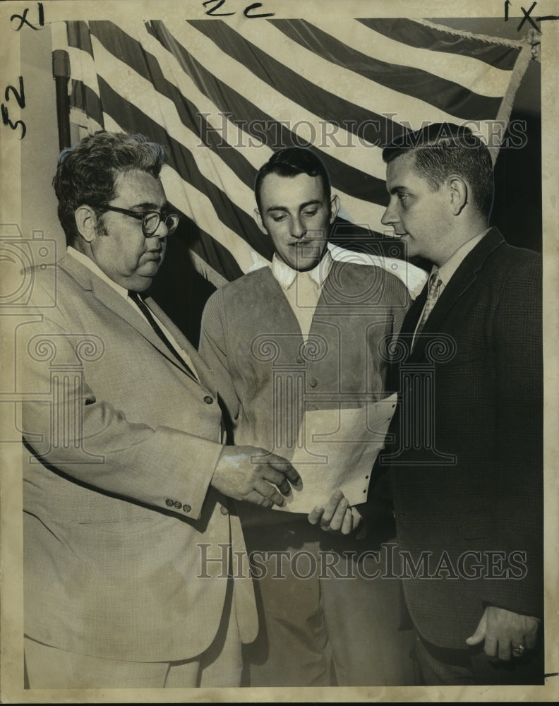 Load image into Gallery viewer, 1969 Press Photo Memorial service for Vietnam war delegates at Delgado College
