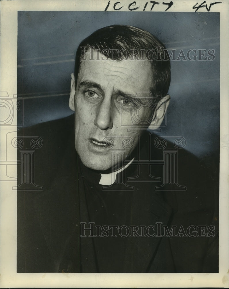 Load image into Gallery viewer, 1965 Press Photo Rev. Thomas Cronin, faculty of Maryknoll Seminary in Hingham

