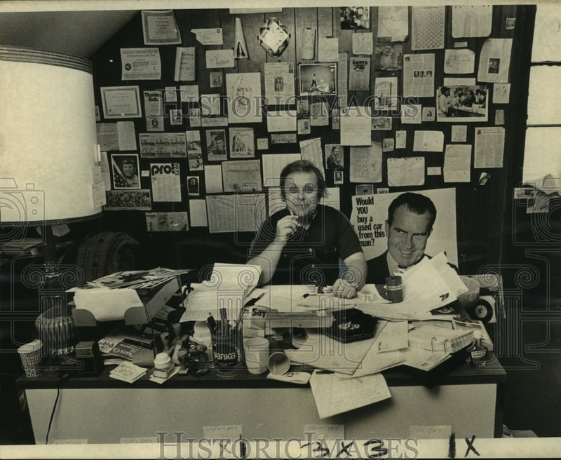 Load image into Gallery viewer, 1976 Press Photo Dick Cox of the Radio Playhouse, a longtime radio freak
