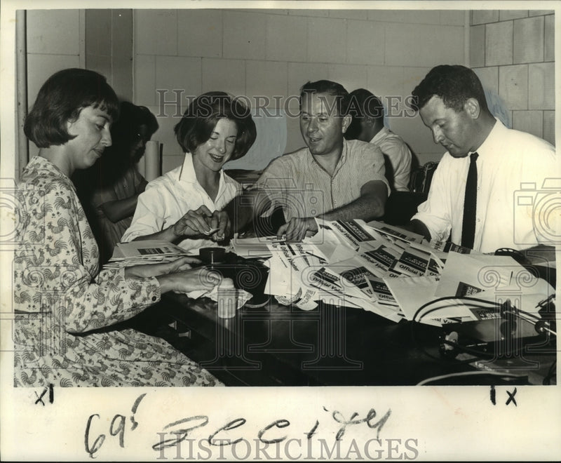 Load image into Gallery viewer, 1964 Press Photo Cystic Fibrosis Foundation members prepare kits for campaign
