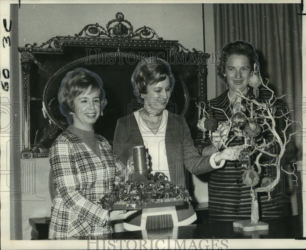 1970 Press Photo New Orleans Garden Society members prepare for Christmas tour- Historic Images