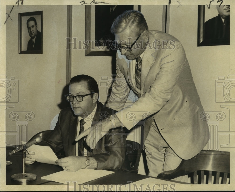 1971 Press Photo Traffic Court Judge Lambert J. Hassinger &amp; Sherwood A. Cuyer- Historic Images