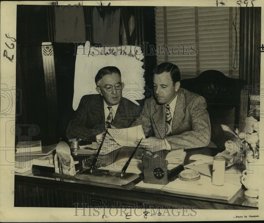 1945 Press Photo Louisiana Governor, Economic Development Committee Chair Meet- Historic Images