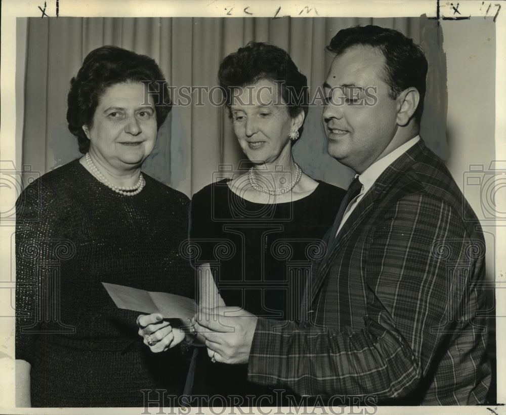 1962 Press Photo The Opera House Assoc. presents a check to Arthur Cosenza- Historic Images