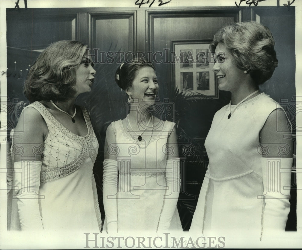 1975 Press Photo Debutantes are presented in New Orleans, Louisiana - noo08202