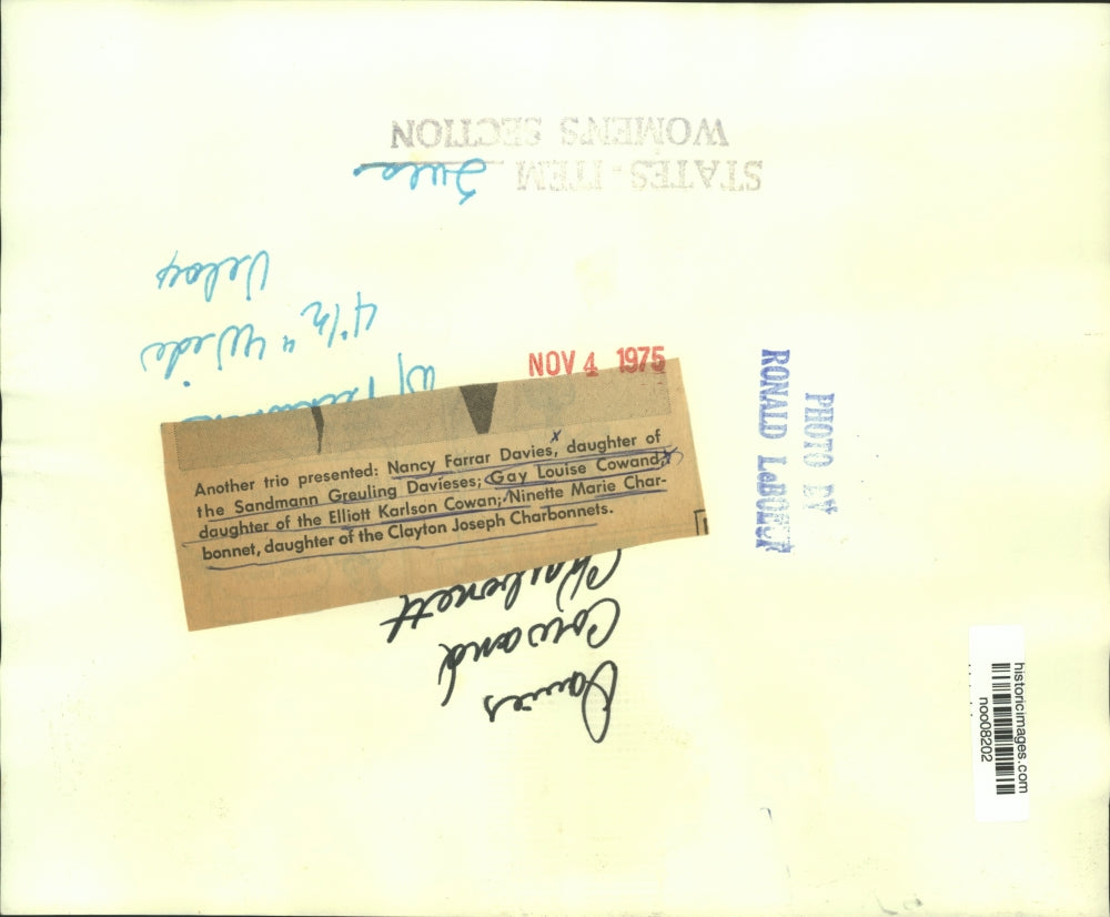 1975 Press Photo Debutantes are presented in New Orleans, Louisiana - noo08202