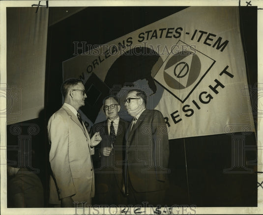 1970 Press Photo Chatting before New Orleans States-Item Hurricane Foresight- Historic Images