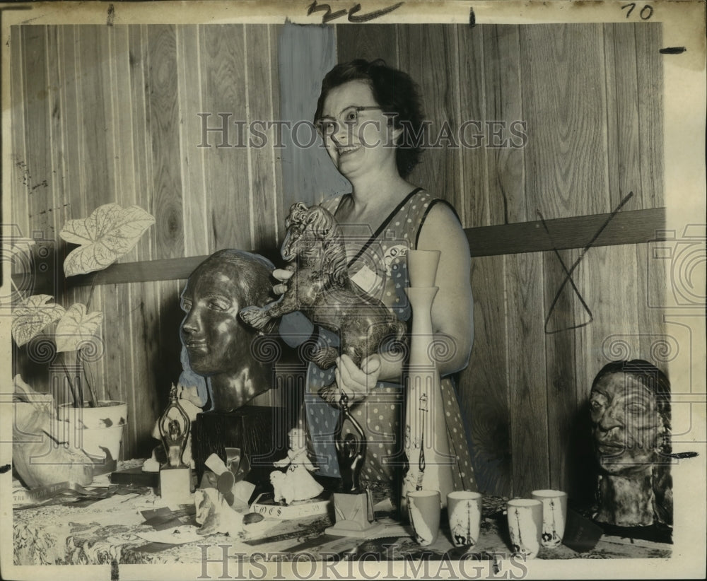 1959 Press Photo New Orleans Ceramic Society chairman Mrs. Lee Cox with ceramics