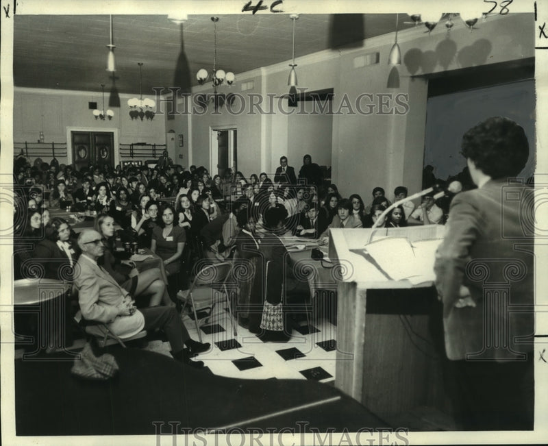 Load image into Gallery viewer, 1972 Press Photo David Cuthbert, Times Picayune staff writer, addresses students
