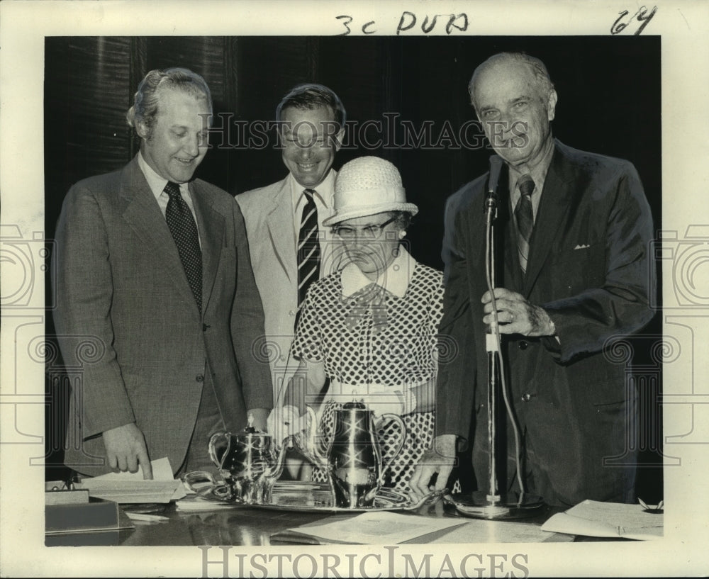 1972 Press Photo Henry B. Curtis honored at City Hall's City Council chamber