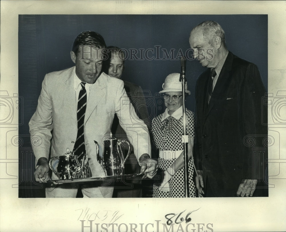 1972 Press Photo Henry B. Curtis honored for 40 years of city government service- Historic Images