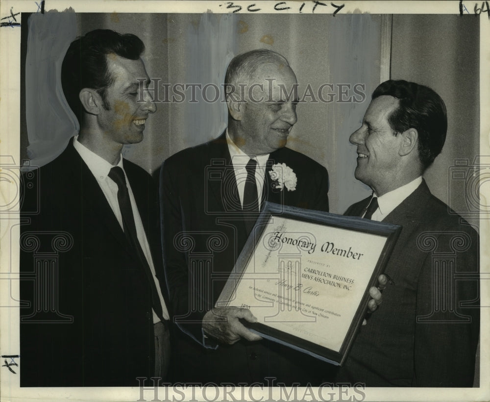 1970 Press Photo Henry B. Curtis honored by Carrollton Business Men&#39;s Assoc.- Historic Images