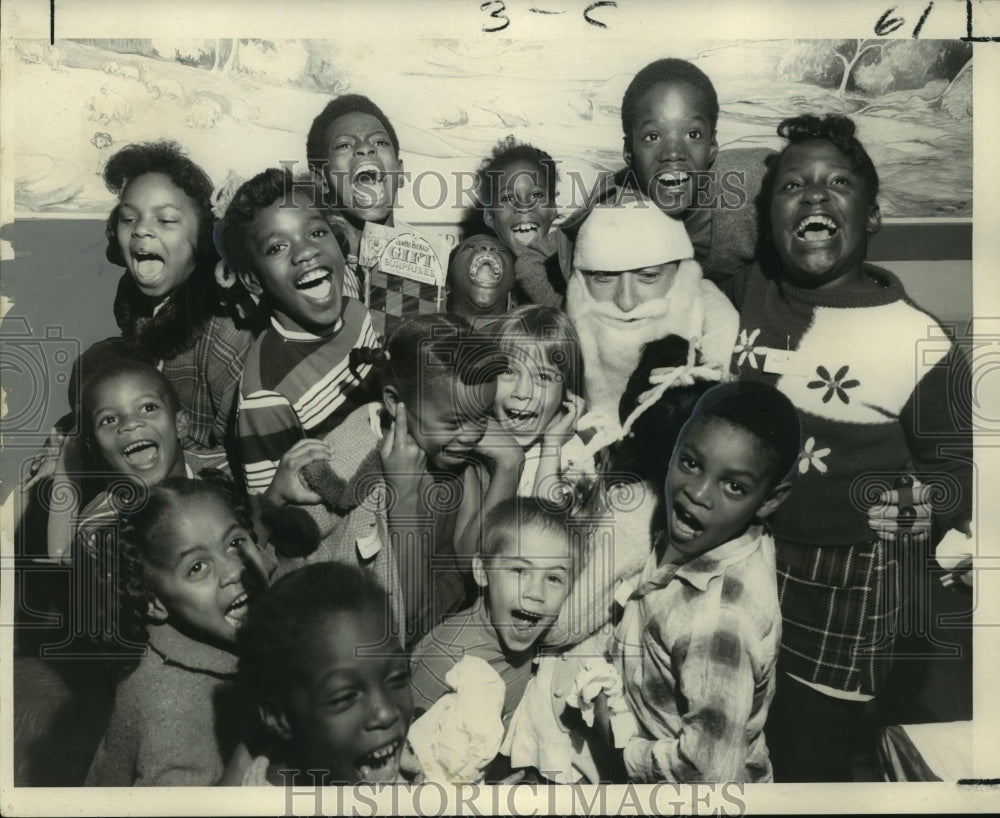 1970 Press Photo Residents of Baptist Men&#39;s Mission gave party for needy - Historic Images