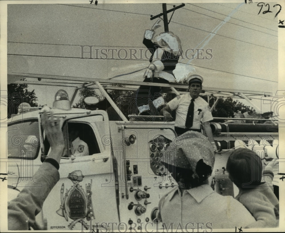 1972 Press Photo Santa Makes Debut in Gala Lakeside Parade - noo08307
