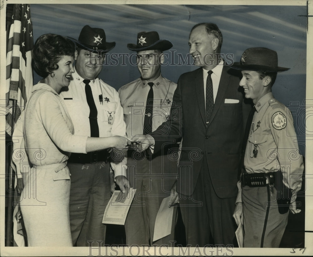 1965 Press Photo Sheriff Alwynn J. Cronvich presents citations to three deputies- Historic Images