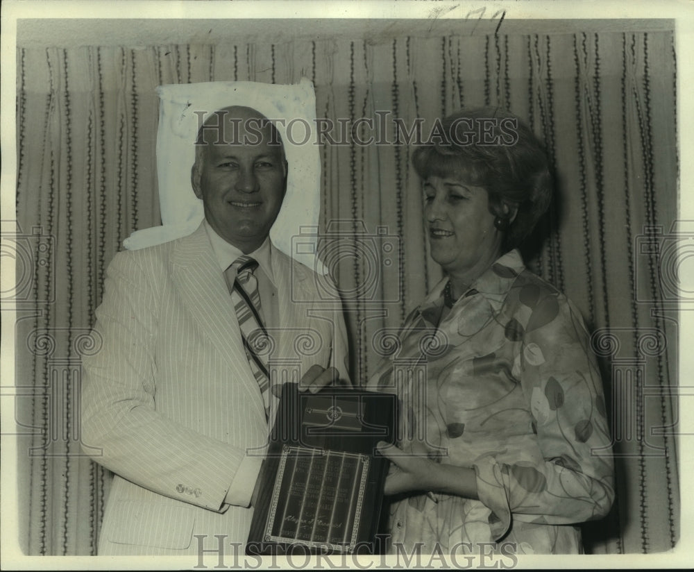 1976 Press Photo Alwynn Cronvich, winner of Outstanding Public Official Award- Historic Images