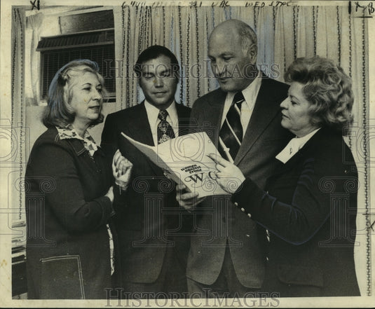 1976 Press Photo Women Against Crime leaders & Alwyn Cronvich planning an event- Historic Images