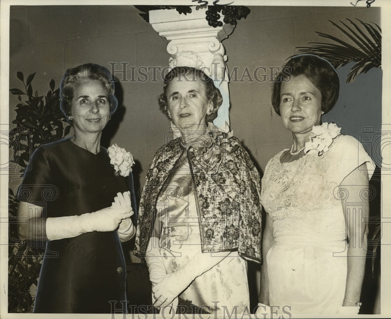 Load image into Gallery viewer, 1966 Press Photo New Orleans Garden Society opening reception hostesses
