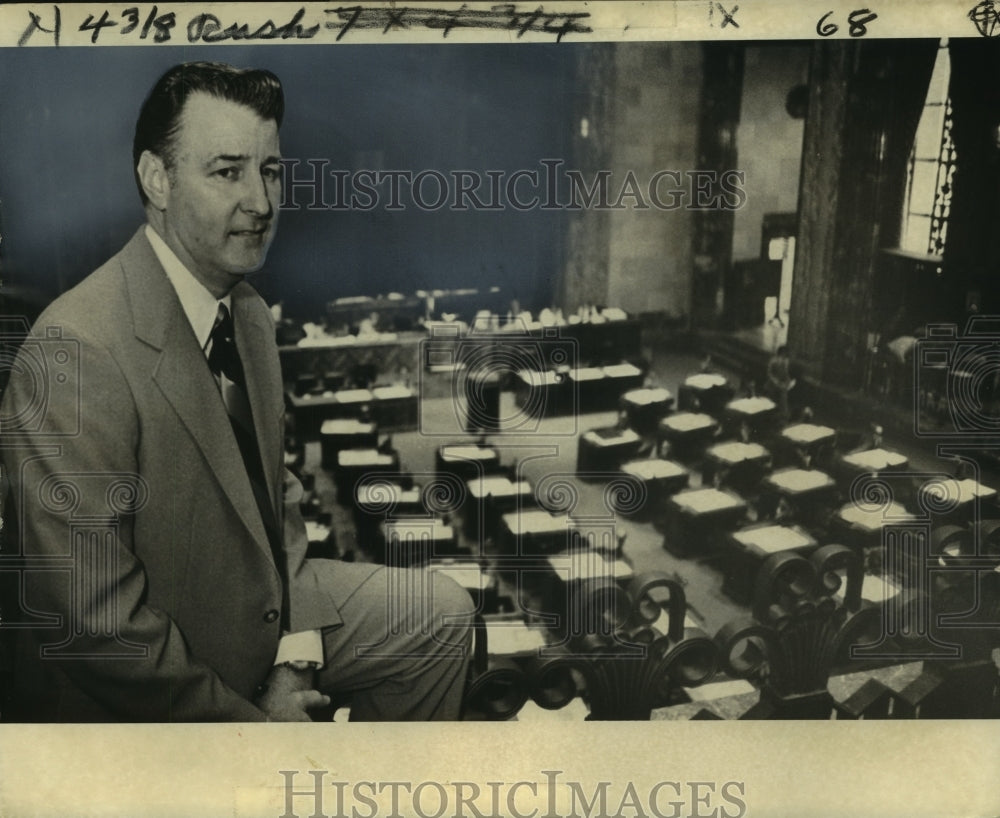 1976 Press Photo New Orleans&#39; Senator Michael H. O&#39;Keefe above Louisiana Senate- Historic Images