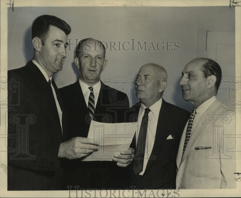 Load image into Gallery viewer, 1962 Press Photo Lake Vista Property Owners Association Officers, New Orleans
