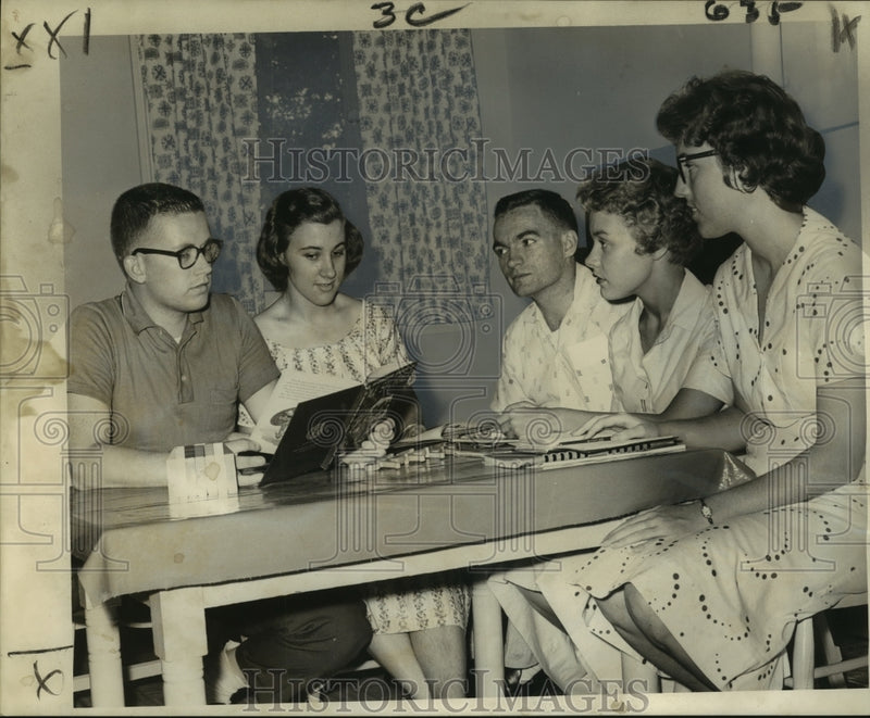 Load image into Gallery viewer, 1961 Press Photo Attendees Summer Training Program, Baptist missions department
