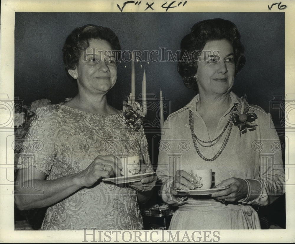 1979 Press Photo Mrs. Eugene H. Countiss &amp; Mrs. Merrill O. Hines at Orleans Club- Historic Images