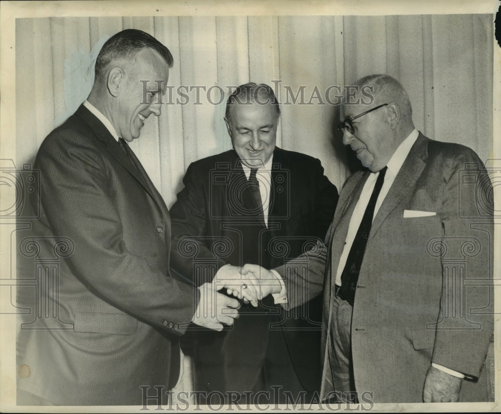 1960 Press Photo Robert Curry congratulated by Joseph Davis and Supt. S. Jackson