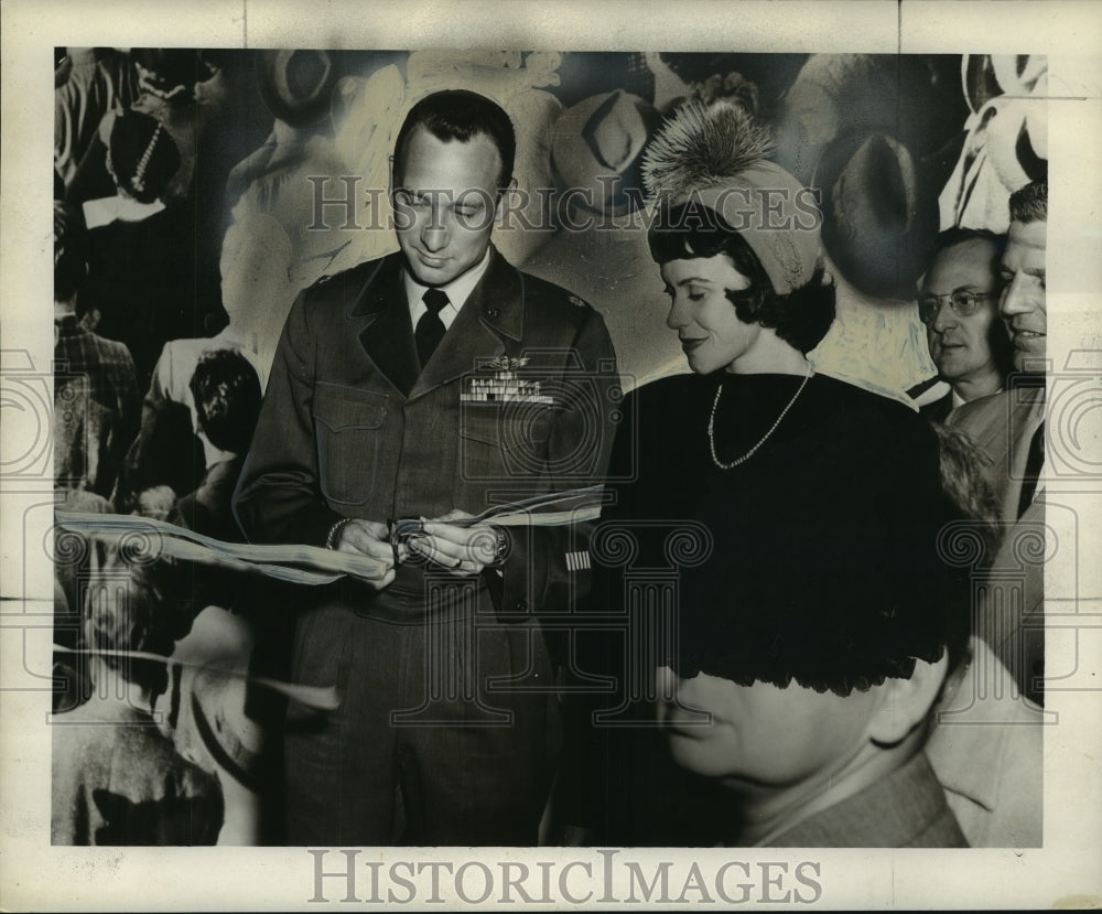 1952 Press Photo Maj. & Mrs. Richard Creighton opened the Alert American exhibit