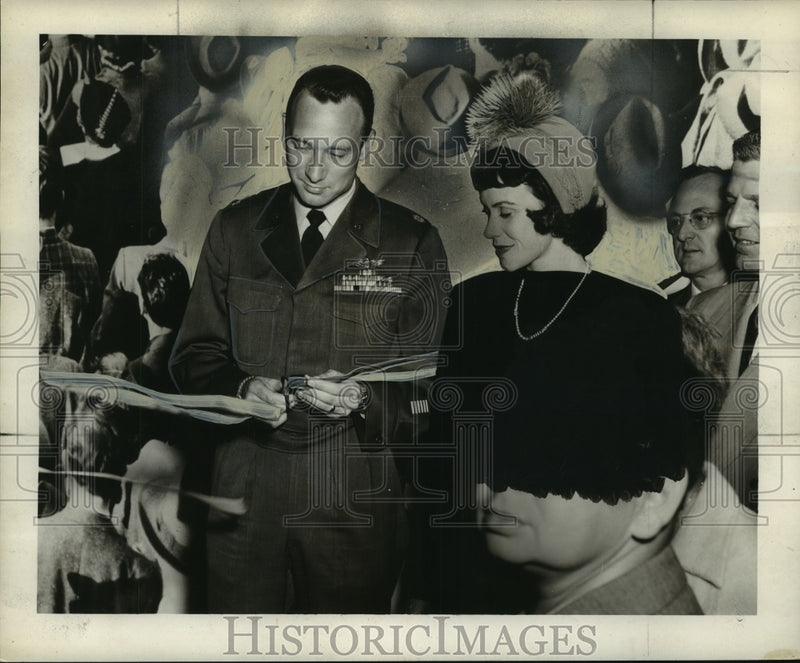 Load image into Gallery viewer, 1952 Press Photo Maj. &amp; Mrs. Richard Creighton opened the Alert American exhibit
