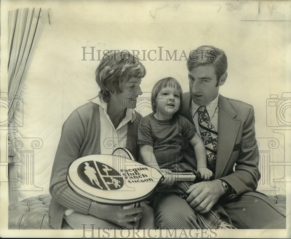 1974 Press Photo Tennis champion Margaret Court with husband Barry &amp; son Daniel- Historic Images