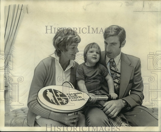 1974 Press Photo Tennis champion Margaret Court with husband Barry & son Daniel- Historic Images