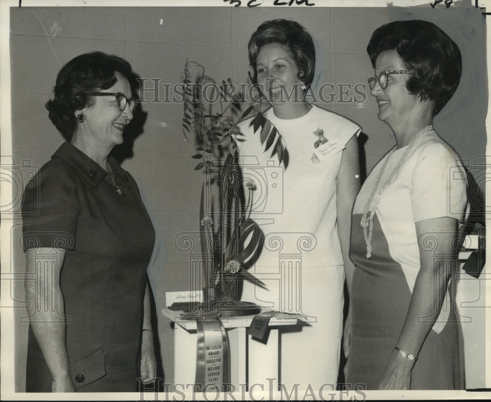 1968 Press Photo Mrs. Murray Crawford receives award at Interclub Flower Show