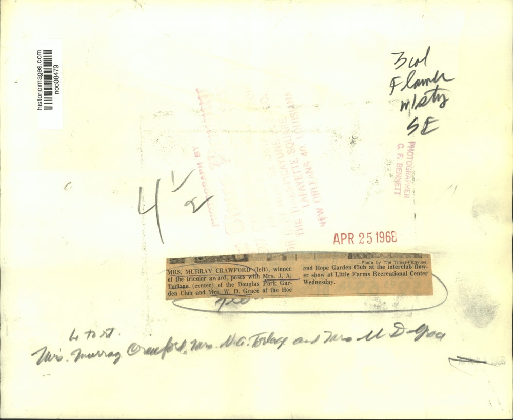 1968 Press Photo Mrs. Murray Crawford receives award at Interclub Flower Show