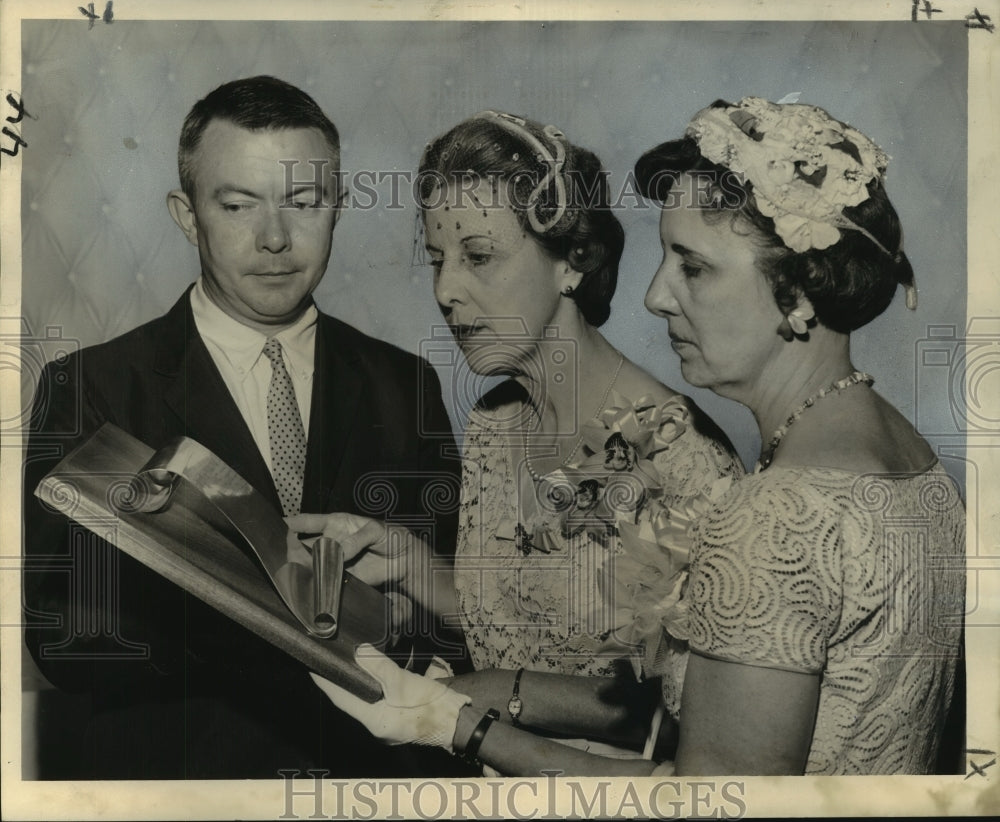 1959 Press Photo Cy Courtney, president Young Men&#39;s Business Club, grants award