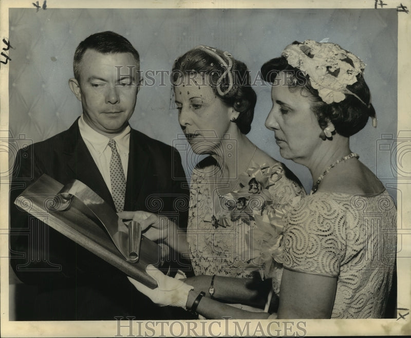 Load image into Gallery viewer, 1959 Press Photo Cy Courtney, president Young Men's Business Club, grants award
