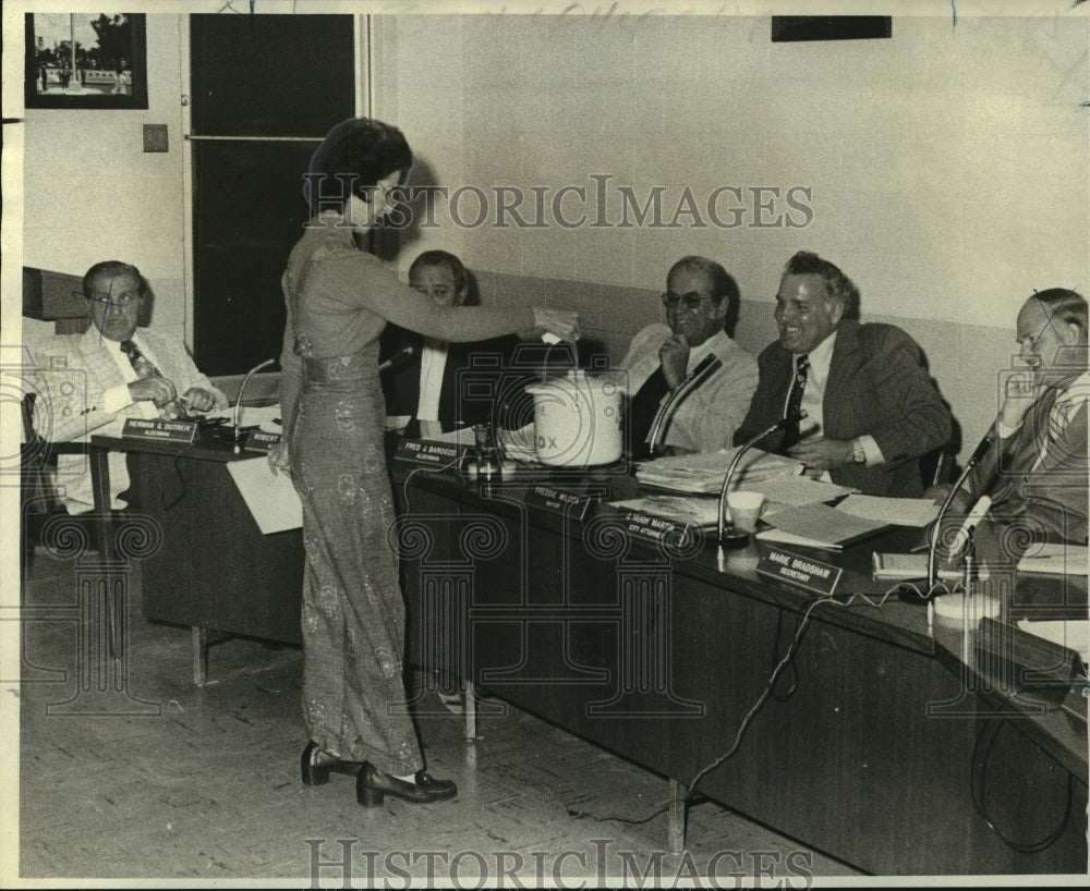 1975 Press Photo Mrs. Marion Cospolich gives sample - Hanrahan Board of Aldermen- Historic Images