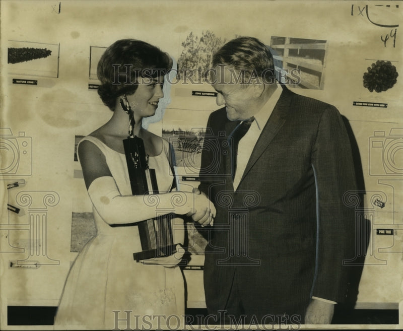 Load image into Gallery viewer, 1963 Press Photo Ann Cotten, queen of Gulf South Livestock and Space Fair
