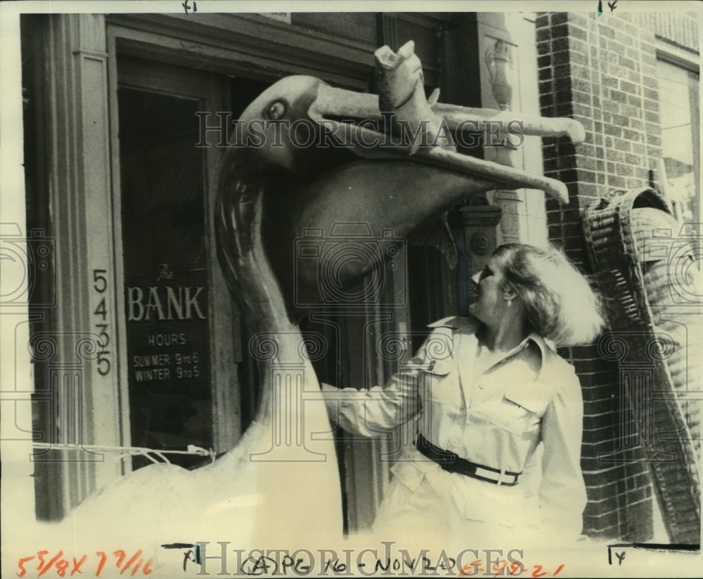 1977 Press Photo Angela Cottrell eyes Relic Pelican at Magazine Street shop- Historic Images