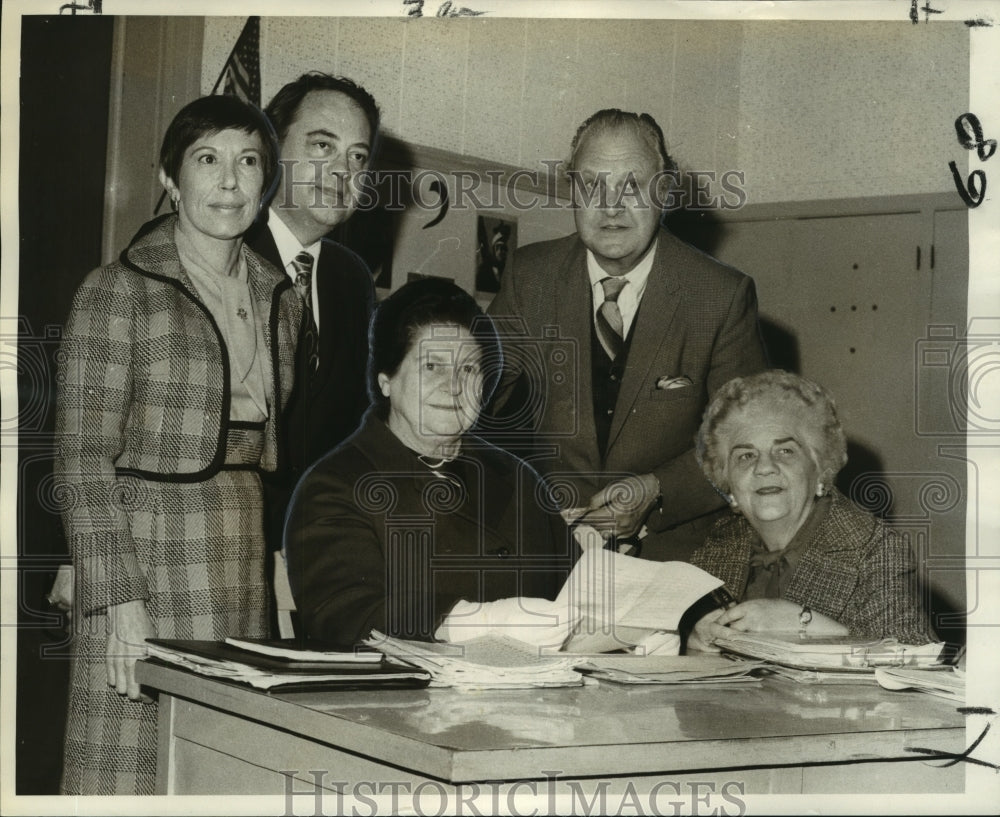 1971 Press Photo Opera delegates discuss plans for &quot;Opera Sing&quot; presentation- Historic Images