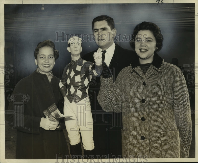 Load image into Gallery viewer, 1957 Press Photo Melita &amp; Hugues Corrigan, Mary Roberts with statue of Mami
