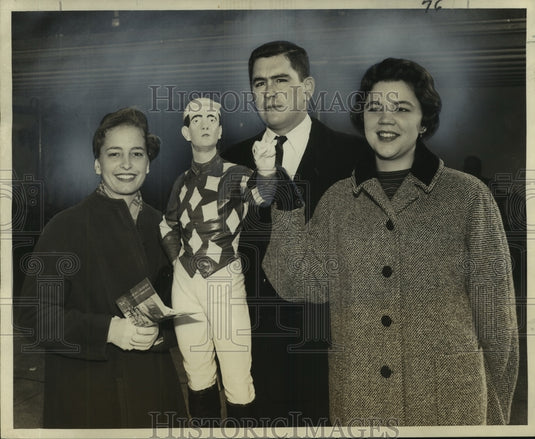 1957 Press Photo Melita & Hugues Corrigan, Mary Roberts with statue of Mami