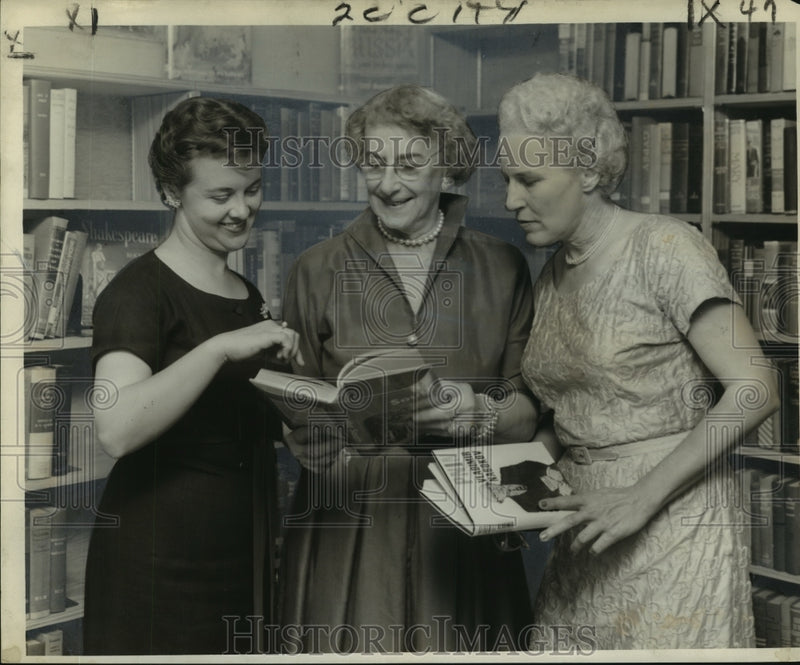 Load image into Gallery viewer, 1957 Press Photo Miss Essae M. Culver, State Library Department Librarian
