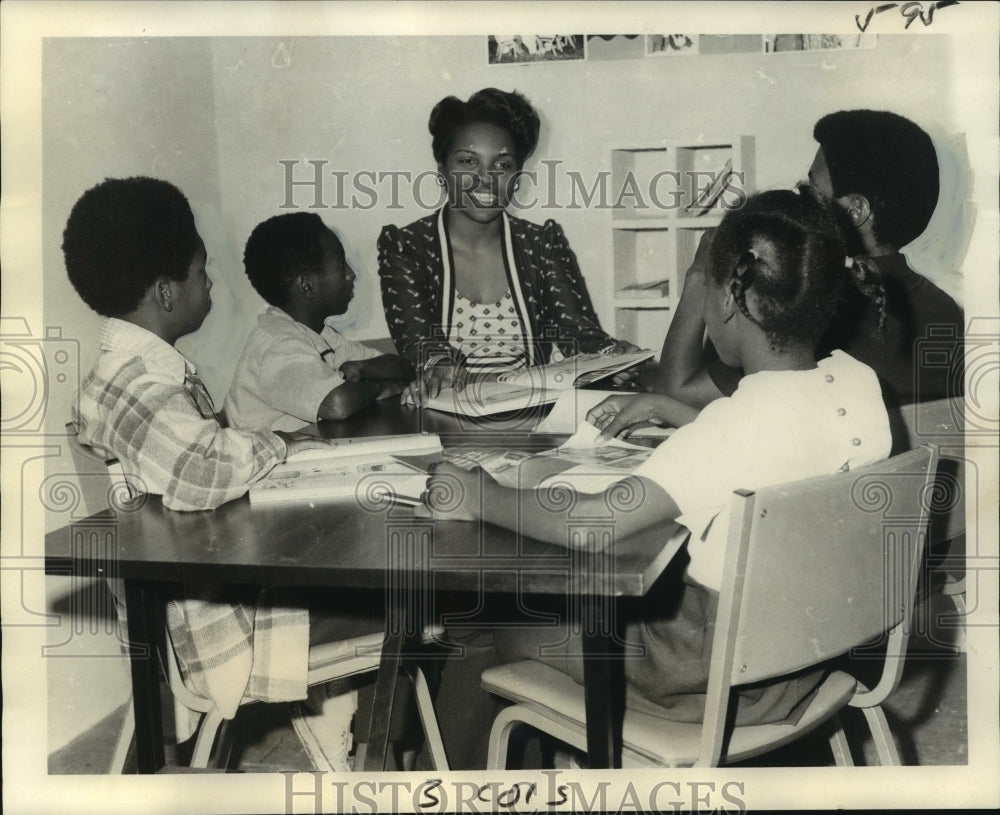 1974 Press Photo Joycelyn Daniels of Youth Services Bureau with four students- Historic Images