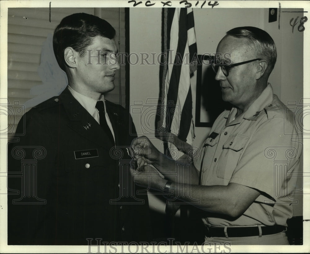 1971 Press Photo Lt. Robert E. Daniel receives medal from Col. Richard L. Hunt- Historic Images