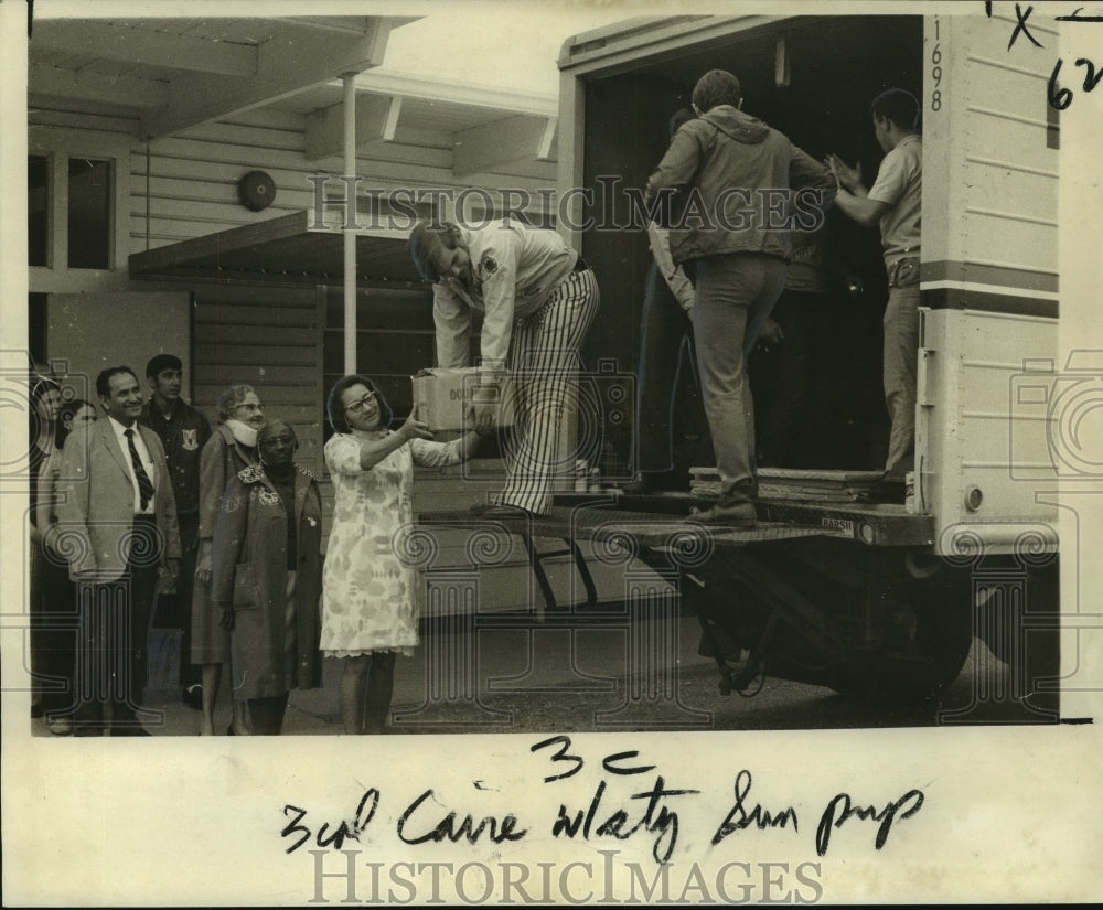 1970 Press Photo Volunteers delivering supplies to DeLisle, Mississippi