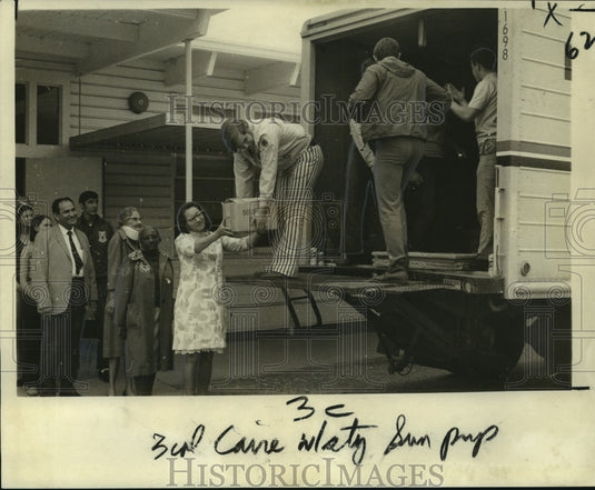 1970 Press Photo Volunteers delivering supplies to DeLisle, Mississippi