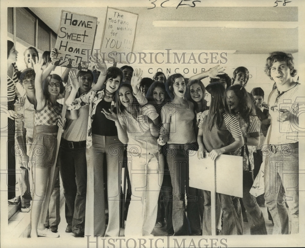 1972 Press Photo Students of Council for the Development of French, welcome home- Historic Images