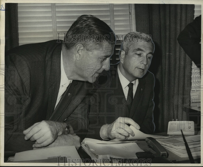 Load image into Gallery viewer, 1967 Press Photo Sugar Bowl. Monk Simons and Sam Corenswet Jr., Wyoming Conf.
