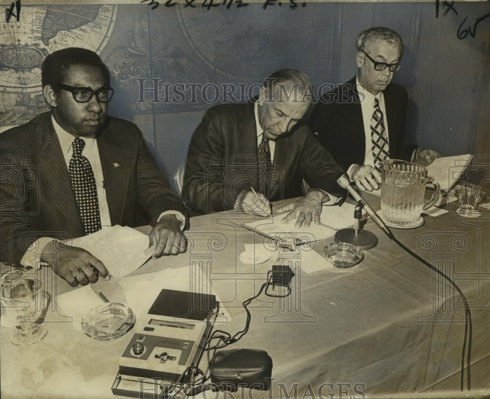 1974 Press Photo Ship-industry leaders sign an expansion agreement- Historic Images